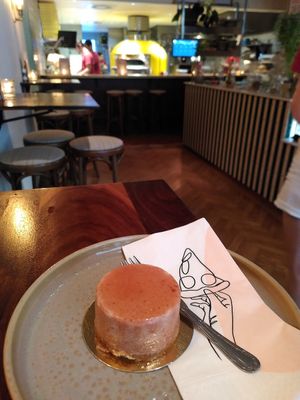 Vegan strawberry cheesecake with view on the pizza oven at Vegitalian - Schoutenstraat in Utrecht