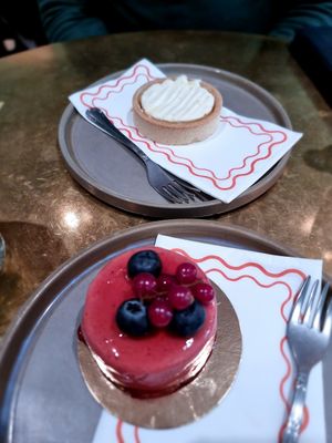 Lemon tartelette en berry cheesecake at Vegitalian - Schoutenstraat in Utrecht