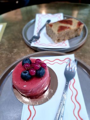 Berry cheesecake and lemoncake at Vegitalian - Schoutenstraat in Utrecht