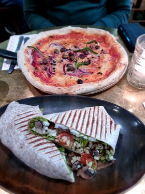 Wrap with mushrooms and pizza puttanesca at Vegitalian - Schoutenstraat in Utrecht