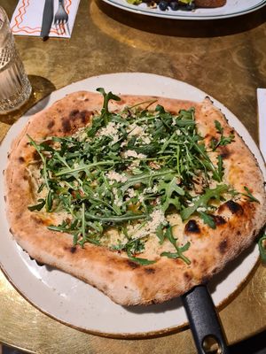 Truffled mushroom pizza with vegan parmesan at Vegitalian - Schoutenstraat in Utrecht