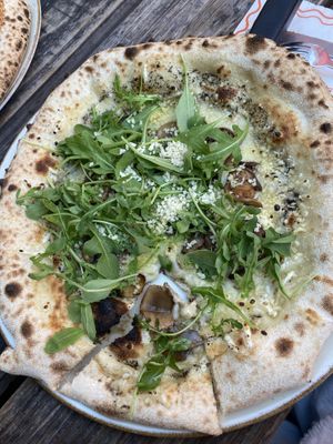 Pizza mit Pilzen und Trüffeln (vegan)   at Vegitalian - Schoutenstraat in Utrecht