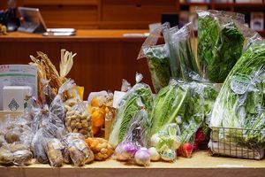 You can buy organic vegetables from Saka no Tochu. at OyOy in Kyoto