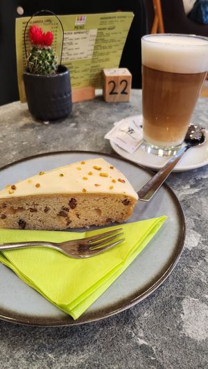 Bananenkuchen und Spiced Pumpkin Latte mit Hafermilch at Coffee Hug in Reutlingen