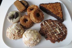 Ein Teil der gemischten Kiste at Fine Schmecker in Monheim Am Rhein