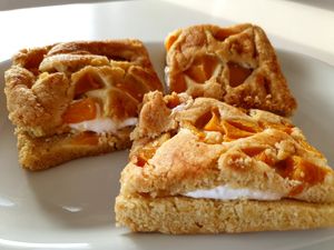 Pfirsich Sandkuchen mit Schlagcreme Füllung #Veganuary #Veganuary at Fine Schmecker in Monheim Am Rhein