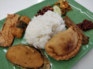 Nasi Lemak plus a curry puff at Happy Life Vegetarian 喜悦人生素食 in Central Singapore