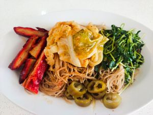 Mixed bee hoon with dishes at Happy Life Vegetarian 喜悦人生素食 in Central Singapore