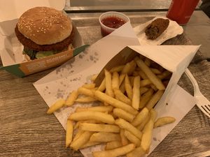 Javaanse burger + fries + veggie vleeskroket    at De Blauwe Frituur in Kortrijk