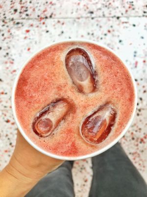 Our YEATjuice Red Power with apple, beetroot, carrot, acaï berry. Full of B vitamines for the energy and against tiredness at YEAT in Paris