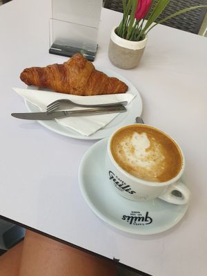 Vegan croissant y cafe con leche de soja at Artepas Artesanos Pasteleros in Tenerife