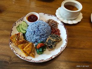Blue-pea rice nasi lemak at Lotus Vegetarian 莲心 - Novena in Central Singapore