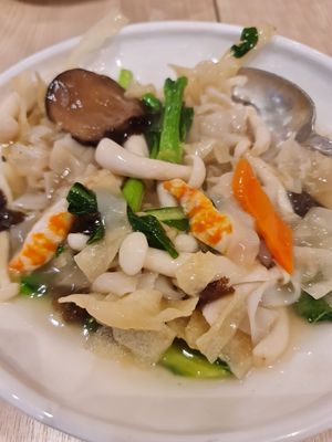 Cripsy Horfun with Assorted Vegetables ~ 1/4/22 at Lotus Vegetarian 莲心 - Novena in Central Singapore