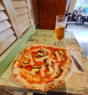 Pizza vegana at MadreLievito in Barcelona