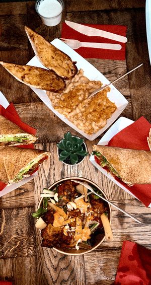 Mac & cheese, Seitan shawarma & pakora salad!  at Vivi's Deli in Glasgow