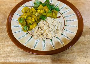 NEW DELHI v

GREEN TOMATO & POTATO CURRY, SIMMERED IN INDIAN SPICES.  SERVED WITH NAAN AND KALE SALAD
 at Globowl Cafe in Lexington
