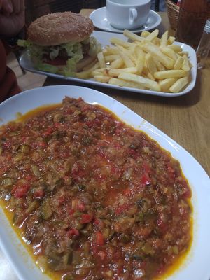 Hamburguesa de quinoa y Pisto at Bar Manolo in Patones