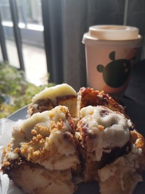 Huge cinnamon bun + cappuccino for 5.5€ at Bear Lemon in Dublin