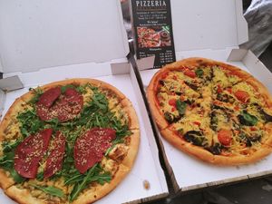 Vegane Pizzen: links Primavera, rechts Ratatouille at Bella Ciao in Dortmund