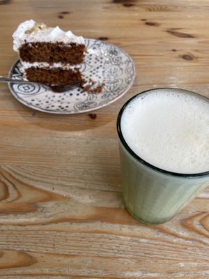 Carrot cake i limonada con coco  at We The North in Tenerife