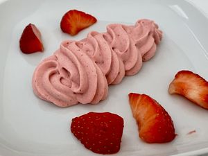 Erdbeerschaum mit Erdbeeren  at Veganes Bistro in Schindellegi