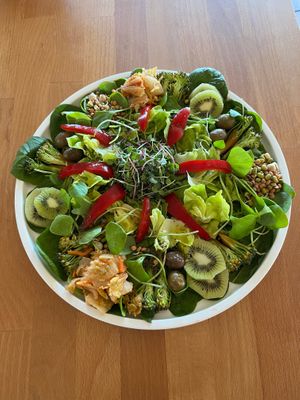 üppiger Salatteller. at Veganes Bistro in Schindellegi