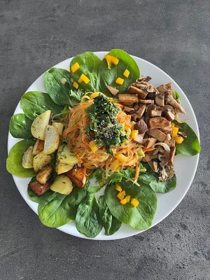 Kelpnudeln mit Thai Sauce und Beilagen.  at Veganes Bistro in Schindellegi