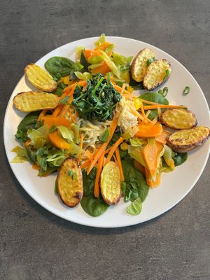 Asia meets Switzerland: Kelp Noodles with baked potatoes at Veganes Bistro in Schindellegi