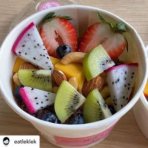 D I Y Acai Bowl at Cherry on Top Acai Bowls in Bangkok