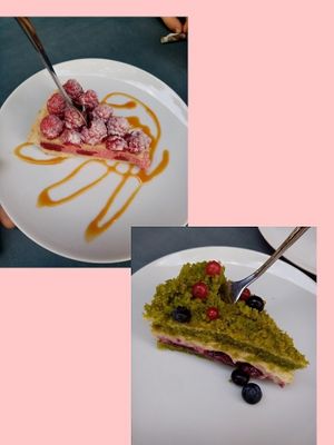 Raspberry cheesecake (non vegan) and green velvet (vegan) at Creamy Cafe in Lublin