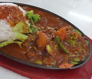 Sambal hotplate petai rice. Photo by Sam Lama at Zi Zai Vegetarian 自在齋 - Bishan in Central Singapore