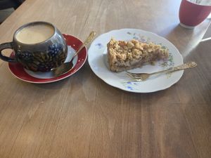Apfelkuchen and cappuccino at Freudenherz in Bayreuth