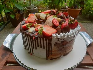 Vegan chocolate, vanilla and strawberry cake 🍰 at Red Pink Vegane Manufaktur in Hamburg