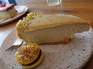 ciasto pistacjowe i makaron at Eter Vegan Bakery in Warsaw