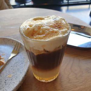 Iced creme brulee latte, 24zł, 8.06.2024 at Eter Vegan Bakery in Warsaw