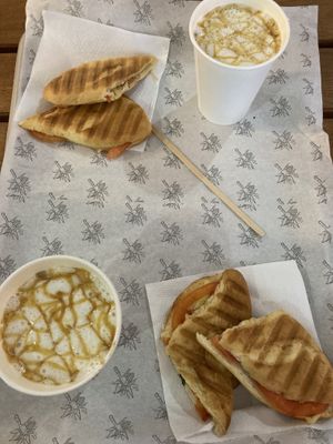 Capuchino y sándwich caliente caprese  at JUCYLUCY in Montevideo