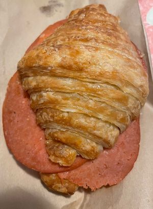 Croissant de jamón y queso vegano  at JUCYLUCY in Montevideo
