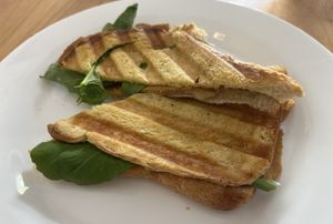 Tostado de rúcula y jamón  at JUCYLUCY in Montevideo