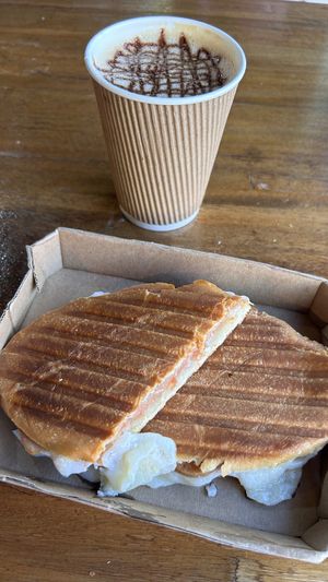 Capuccino y sándwich caliente   at JUCYLUCY in Montevideo