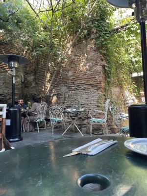 Mesas afuera, ambiente muy lindo  at Ibarra Brunch Bistro in Montevideo