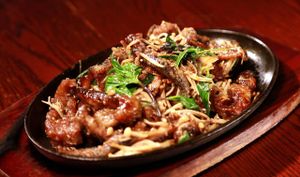 鐵板繕餬
Assorted Mushroom on Hot Plate at 4 Stones Vegetarian Cuisine in Richmond