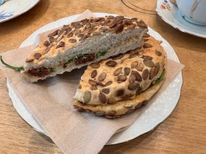 Warmer Kürbiskernfladen mit getrockneten Tomaten, Rucola und Gemüsecreme  at Birds Bistro in Gottingen