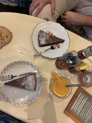 Leckere Kuchen und eine super niedliche Einrichtung 🍀😊   at Birds Bistro in Gottingen