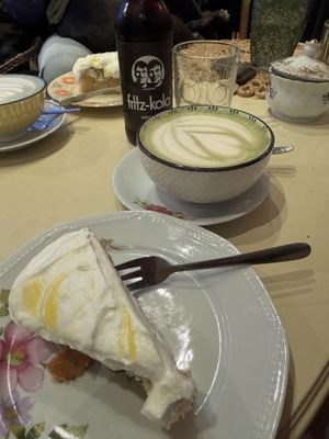 Zitronenkuchen und Matscha mit Hafermilch   at Birds Bistro in Gottingen