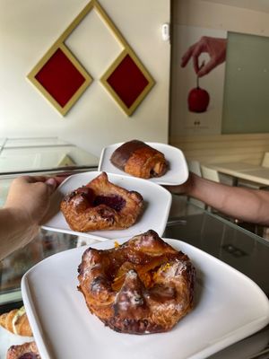 We have 3 vegan pieces for breakfast available Pain au Chocolat / Orange and hazelnut / cherry and raspberry you can enjoy with our coffees with soy milk or oat milk  at La Pastisseria in Barcelona