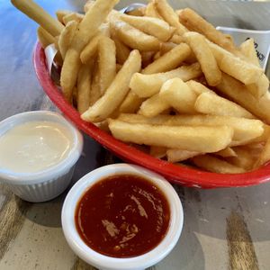 Super Crunch Fries really are super crunchy. There are many vegan sauce options, including aioli and spicy wing chun sauce (which really is very spicy!)  at Mad Benji in Berwick