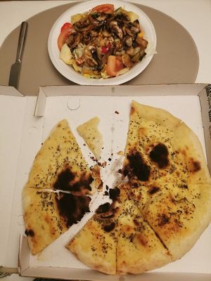 salad & pizza bread at Pizzeria da Pasquale in Mainz