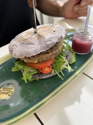 folha de couve burger  at Cocos Veggie e Tal in Foz Do Arelho