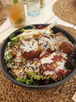 Falafel bowl (vegetariano) at Cocos Veggie e Tal in Foz Do Arelho
