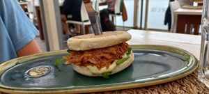 Jackfruit 'pulled pork' burger at Cocos Veggie e Tal in Foz Do Arelho